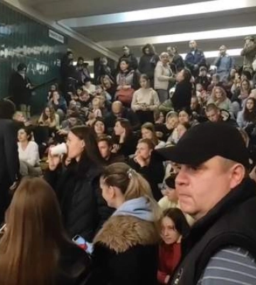 &quot;Побеждают и знают об этом&quot;: Зеленская показала, как киевляне пели в подземке во время взрывов