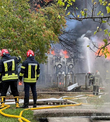 ДСНС показали, як ліквідовують наслідки російської атаки на Дніпропетровщину