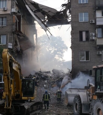 В Запорожье продолжают разбирать завалы разрушенного ракетой дома: увеличилось количество жертв