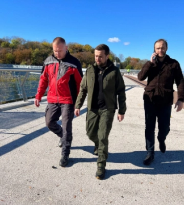 Кирило Тимошенко пройшовся по скляному мосту в Києві, щоб показати наслідки удару