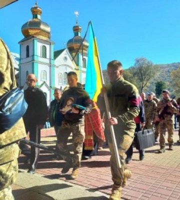 На Закарпатті попрощалися із загиблим на війні захисником Павлом Власенком