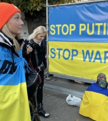 Навпроти посольства рф у Ризі протестували проти терористичних дій кремля