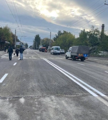 У Дніпрі відновили ділянку дороги, в якій була вирва внаслідок ракетного удару