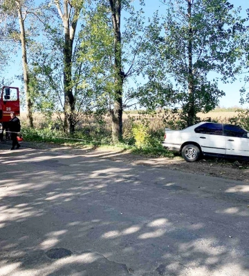 На Одещині рятувальники витягували з кювету автомобіль, - ФОТО