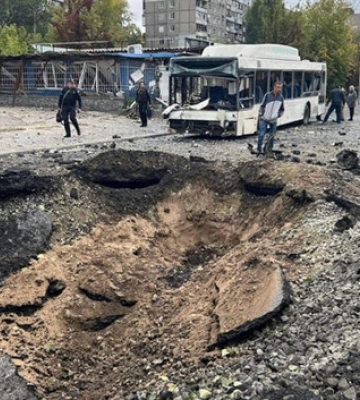 &quot;Все відновимо і все відбудуємо. Але ненависть житиме століттями&quot;: у Києві та Дніпрі за ніч відремонтували дорогу після прильотів