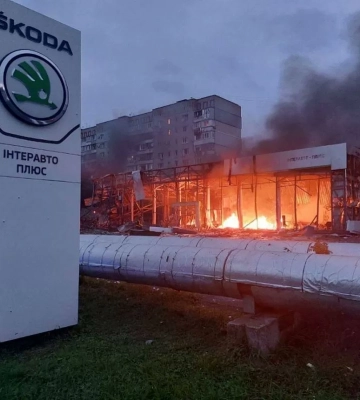 Российские ракеты уничтожили автосалон Skoda в Запорожье