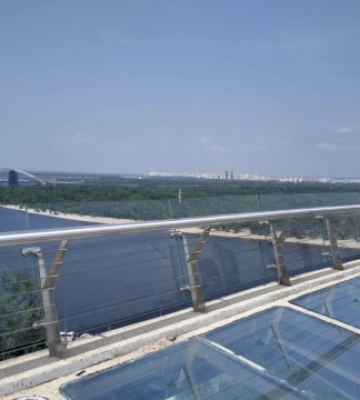 З «мосту Кличка» прибрали пошкоджене вибухом від російської ракети скло