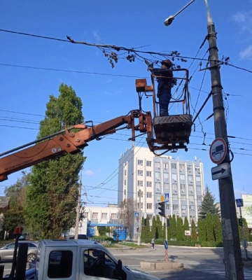 У Харкові ремонтують вуличне освітлення, але вмикати не планують