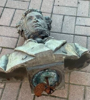 В Киеве демонтировали памятник Пушкину. ФОТОрепортаж