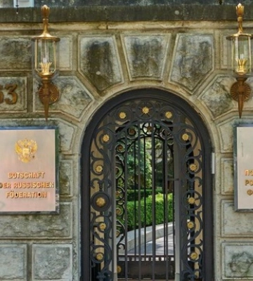 Посольство РФ у Берліні закидали пляшками з фарбою
