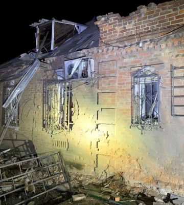 Росіяни випустили по Нікополю понад 100 снарядів: важко поранені 6-річна дівчинка та її мама