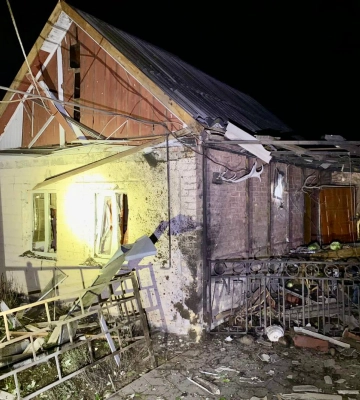 Росіяни випустили по Нікополю понад 100 снарядів: важко поранені 6-річна дівчинка та її мама
