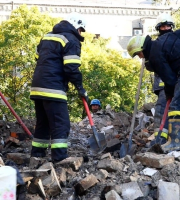 У передмісті Запоріжжя з-під завалів після ракетного удару врятували родину