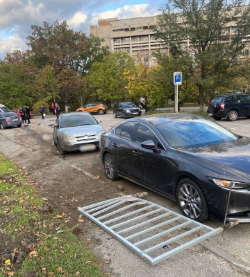 У Дніпрі Chevrolet врізався в ВАЗ та пошкодив ще два авто: постраждала жінка
