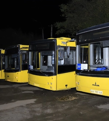 Філатов випустив на маршрути столичні автобуси і подякував всім, хто допоміг Дніпру з транспортом після ударів РФ