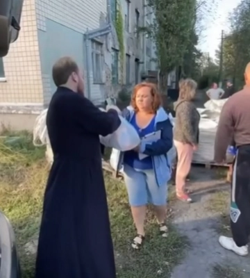 В Одессе УПЦ передала помощь переселенцам и инвалидам