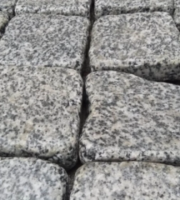 У столиці оновлюють бруківку на вулиці Грушевського