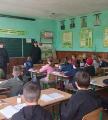 Ювенальні інспектори  Рахова поспілкувалися з учнями місцевої школи про те, як протидіяти булінгу