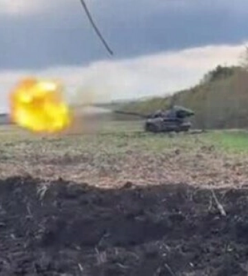 Два украинских танка Т-64БМ2 &quot;Булат&quot; стреляют в оккупантов в Херсонской области. ВИДЕО