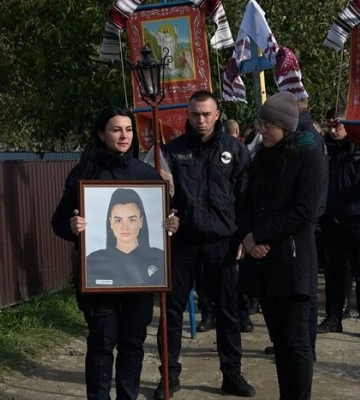 Все село у скорботі. На Буковині попрощалися з 22-річною патрульною, яка загинула під час затримання злочинця