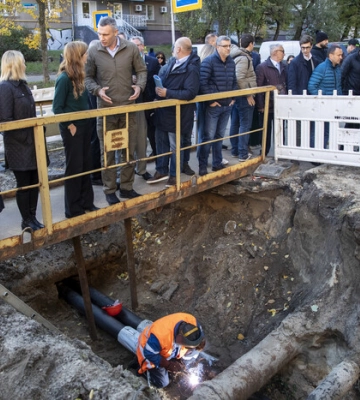 Купа начальства й один робітник. Фото з Кличком розвеселило мережу