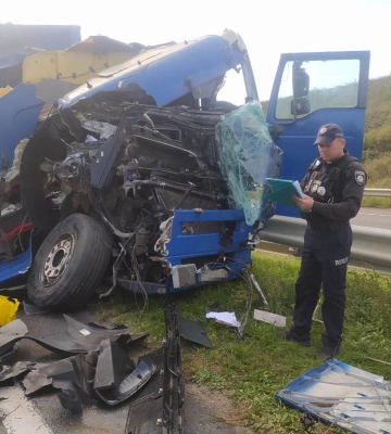 Не впорався з керуванням та врізався у вантажівку: на трасі Одеса-Київ у ДТП постраждав водій автомобіля, - ФОТО