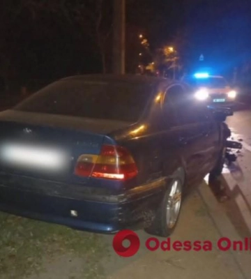 В Одессе во время комендантского часа нетрезвая водитель влетела в столб