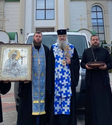 В Запорожье духовенство УПЦ совершило крестный ход с чудотворной иконой Богородицы с молитвой о мире