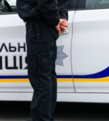 У Сарнах патрульні допомогли дістатись додому літній жінці
