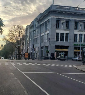В Одессе на Греческой наносят дорожную разметку, на некоторых перекрестках изменено направление движения 