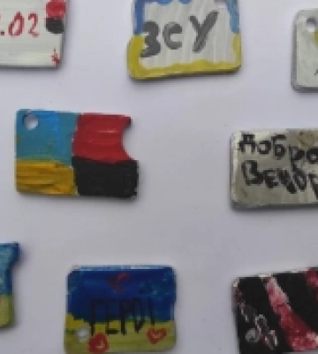 Рожищенські волонтери продають амулети, аби зібрати гроші на антидрон. ФОТО