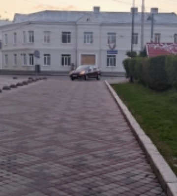 У Луцьку просять дозволити виїзд з парковки Драмтеатру в сторону ЦУМа