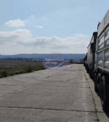 В Крыму более 800 грузовиков стоят в очереди у переправы - соцсети