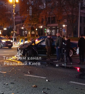 В центре Киева на Крещатике произошло серьезное ДТП, есть пострадавшие, – полиция (видео)