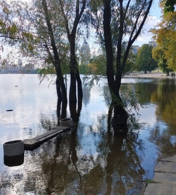 У Києві затопило частину Оболонської набережної 