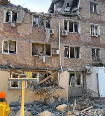 Масований обстріл Миколаєва: з-під завалів п&#039;ятиповерхівки дістали 11-річного хлопчика