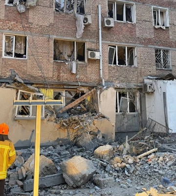 Наслідки удару РФ по Миколаєву: з-під завалів багатоповерхівки дістали дитину, тривають пошуки ще 7 осіб. ФОТОрепортаж