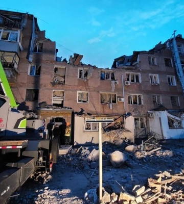 Обстріл Миколаєва: з-під завалів врятували дитину, ще сімох людей шукають  