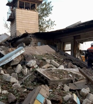 Наслідки удару РФ по Миколаєву: з-під завалів багатоповерхівки дістали дитину, тривають пошуки ще 7 осіб. ФОТОрепортаж