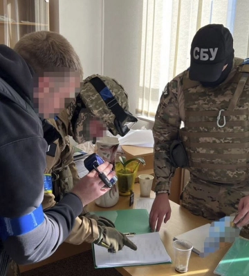 Збирала для РФ «податки» з місцевого населення: у Куп’янську затримали поплічницю окупантів