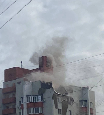 Летели на Харьков. В Белгороде обломки ракет упали на жилые дома — видео