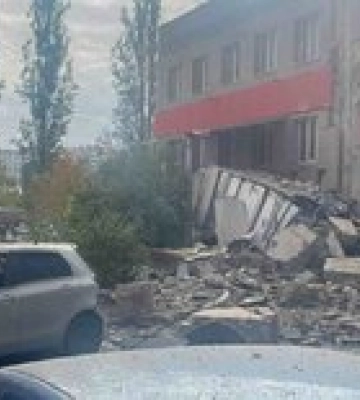 В российском Белгороде на жилой дом упали обломки ракеты, летевшей на Харьков – видео
