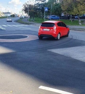 В Киеве массово обустраивают кольцевые развязки малого радиуса
