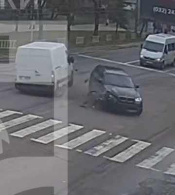 Таран на перехресті у Львові: позашляховик і автобус (відео)