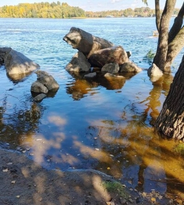 Днепровская вода подтопила на Оболони парк "Наталка" - фото Днепровская вода подтопила на Оболони парк "Наталка" - фото