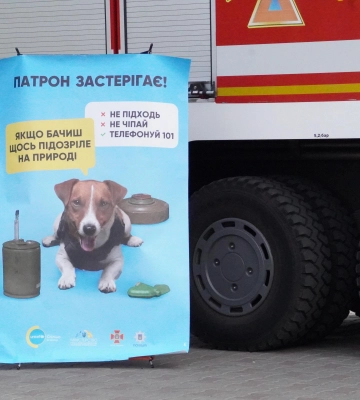 В Одессе в одном из ТЦ спасатели разъяснили, как вести себя при обнаружении взрывоопасных предметов