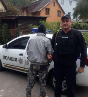У Рахові поліція затримала чоловіка, який побив жінку (Фото)