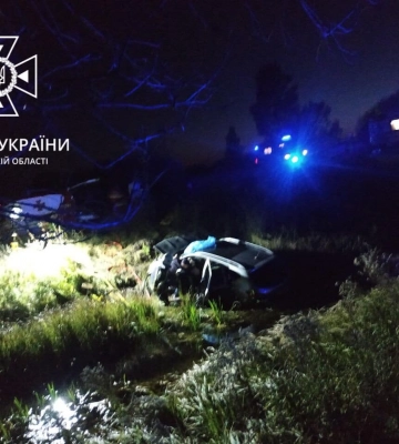 Автомобіль впав у канаву: у ДТП на Волині травмувалось три людини