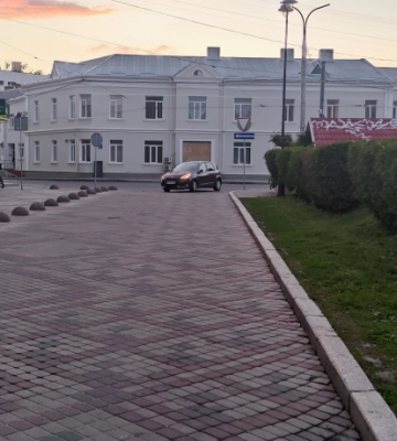 Із парковки за луцьким драмтеатром просять дозволити повертати праворуч