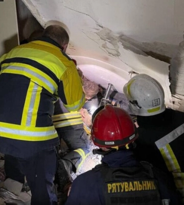 Обстріл Миколаєва. Хлопчик, якого рятувальники витягли з-під завалів, помер у лікарні